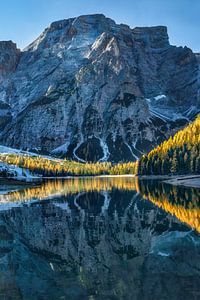 Bergsee in den Alpen mit schöner Spiegelung im See.