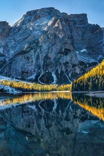 Bergmeer in de Alpen met prachtige weerspiegeling in het meer.