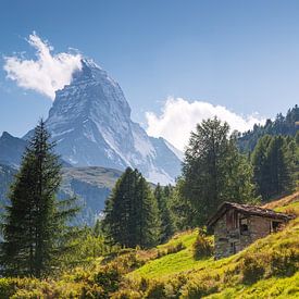 Idylisch Zwitsers landschap met uitzicht over de Matterhorn van Justin Suijk