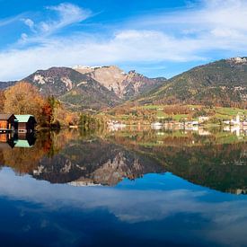 St.Wolfgang wordt weerspiegeld in de Wolfgangsee van Christa Kramer