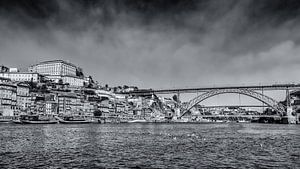 Die Stadtlandschaft von Porto vom Wasser aus