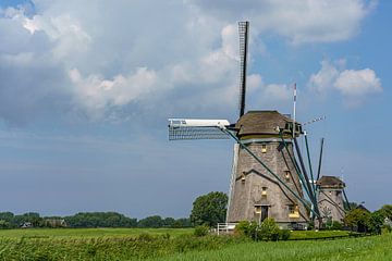 Twee van de drie molens bij Stompwijk. van Jaap van den Berg