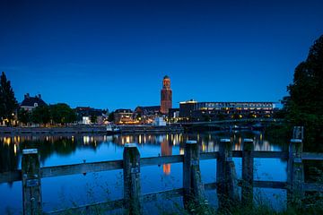 Zicht op Zwolle in de avond