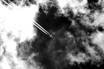 vliegtuig kruist  de Wolken van Roy IJpelaar
