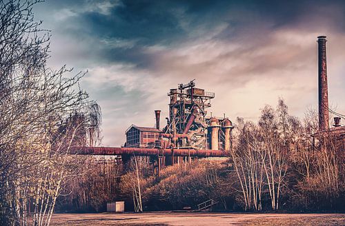 Hoogoven langs de Alte Emscher.  Kolenmijn en ijzerfabriek in het landschapspark Duisburg-Nord