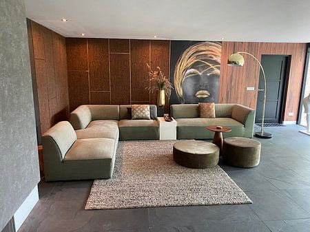 Porträt einer afrikanischen Frau mit Gold. Handbemalt.