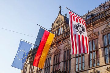 Haus Schütting mit Flaggen von Torsten Krüger