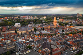 Zwolle aus der Vogelperspektive bei einem Sommer-Sonnenaufgang von Sjoerd van der Wal Fotografie