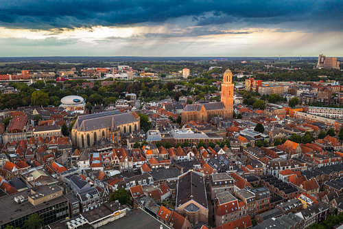 Zwolle gezien vanuit de lucht tijdens een zomerse zonsopgang