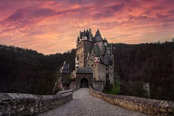 Burg Eltz au lever du soleil sur Martin Podt