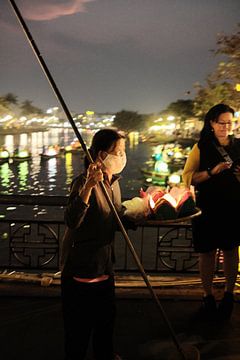 Lampionnen verkoopster in Hoi-An Vietnam van Sander van Kal