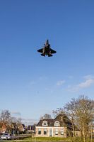 Le F-35 néerlandais passe devant le village de Jelsum juste avant l'atterrissage