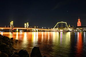 Die Skyline von Kampen am Fluss IJssel bei Nacht