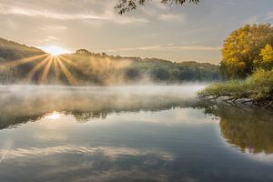 Lever de soleil avec brume et rayons de soleil dans le Cranenweyer