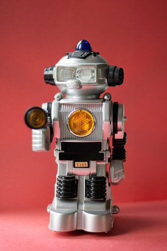 Robot-jouet vintage sur fond rouge
