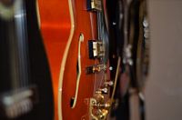 Gitarren an der Wand.