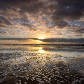 Soleil couchant sur la plage de la mer du Nord sur Martin Jansen