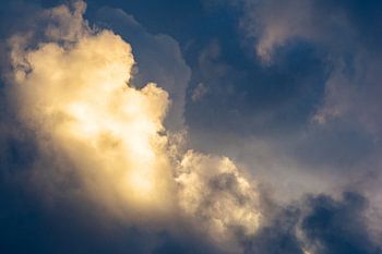 Spectaculaire wolk verlicht door de ondergaande zon