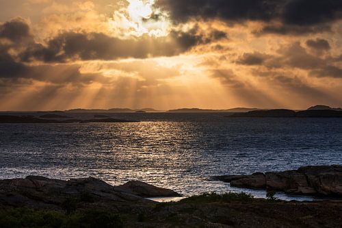 Des rayons de soleil spectaculaires sur la côte suédoise