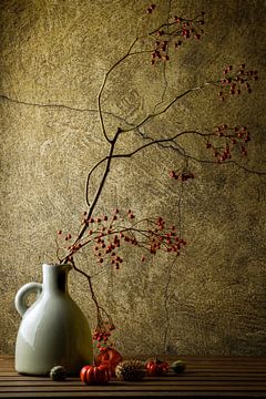 un vase avec une belle branche d'automne avec des baies