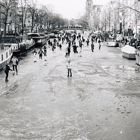 Winter in Amsterdam (Schlittschuhlaufen auf den Grachten, Prinsengracht) von Quinten Tolboom