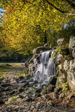 Wasserfall im Sonsbeek Park in Arnheim im Herbst