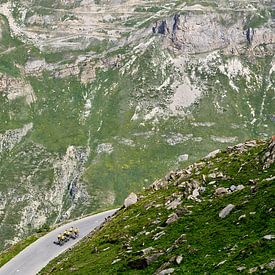 Les cyclistes s'entraînent dans un paysage de montagne grandiose sur Bram Berkien