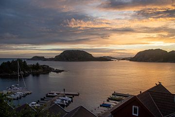 Zonsondergang boven de haven in Noorwegen van Manon Verijdt