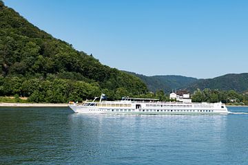 Kreuzfahrtschiff La Bohème auf dem Rhein bei Koblenz von Wim Stolwerk