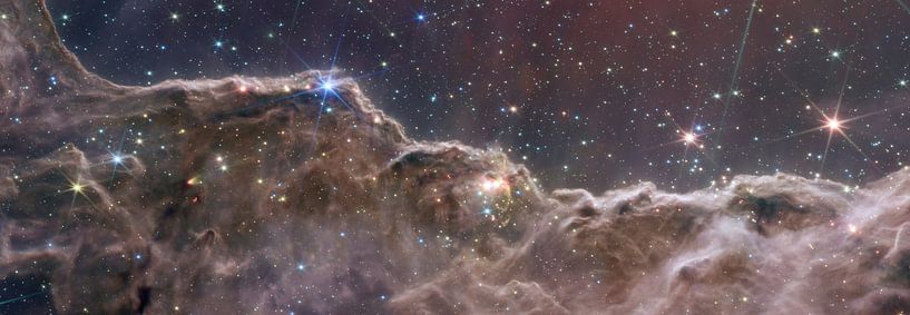 "Falaises cosmiques" dans la nébuleuse de la Carène par NASA and Space