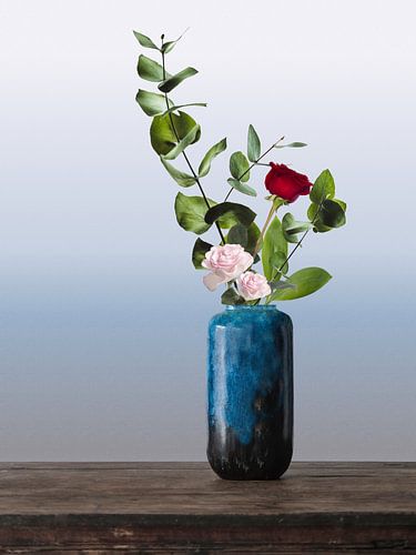 Blauwe vaas met boeket bloemen