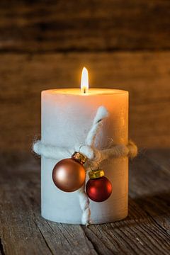 De vlam van de Kerstmis en de Adventskaars met ornamenten en houten achtergrond van Alex Winter