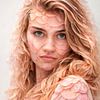 Portret van een jonge vrouw met rozenblaadjes van Huub Keulers