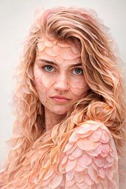 Porträt einer jungen Frau mit Rosenblättern