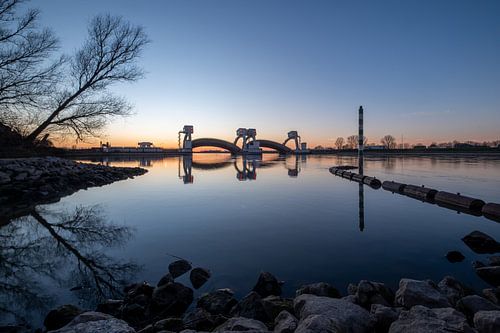Waterkundig kunstwerk in de Nederrijn: stuw- en sluizencomplex Amerongen