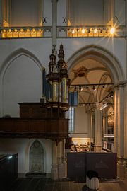 Die Querhausorgel in der Nieuwe Kerk in Amsterdam stammt aus dem 16. Jahrhundert. Bis zur Fertigstellung der Hauptorgel im Jahr 1655 war diese Querhausorgel das einzige Instrument in der Kirche. Danach wurde sie nur noch gespielt, wenn die Kirche geöffnet war, nicht aber während der Gottesdienste. Nach 1700 wurde sie nicht mehr benutzt.  Über den Bildermacher: Als geborener und aufgewachsener Amsterdamer fühlt sich Peter eng mit der Stadt Amsterdam verbunden. Im Laufe der Jahre hat er die Stadt Amsterdam in vielen ikonischen Werken festgehalten. Aber auch andere Städte im In- und Ausland füllen sein Portfolio. Landschafts- und Makrofotografie sind ebenfalls Teil seiner Arbeit. Als digitaler Künstler hat er sich inzwischen auch seine Sporen verdient, vor allem mit Adaptionen alter Meister.  Peters' Arbeiten werden weithin verkauft und hängen an Wänden in verschiedenen europäischen Ländern. von Peter Bartelings