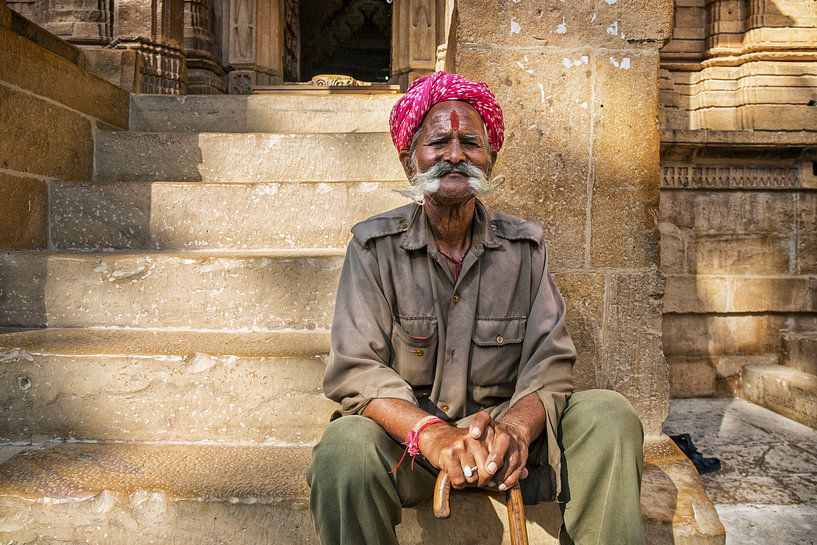 Jaisalmer, Rajasthan, India. Close up portret van een bejaarde man in Jaisalmer van Tjeerd Kruse