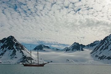Magdalenafjord en schoener Noorderlicht van Peter Zwitser