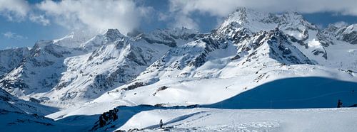 Randonneur solitaire dans un paysage de neige et de montagne