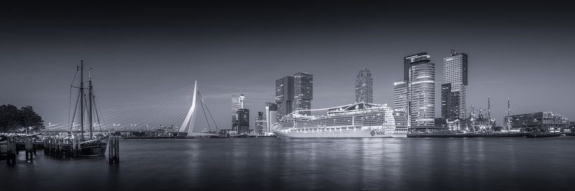 Wilhelminapier at Night - Zwartwit van Niels Dam