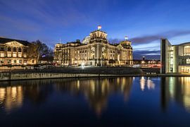 Reichstag gebouw Berlijn op blauw uur van Frank Herrmann
