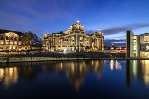 Reichstag gebouw Berlijn op blauw uur