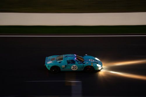 Glow van The Wandering Piston