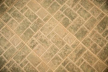 Patroon in een stenen vloer met vierkante en rechthoekige tegels van Esther esbes - kleurrijke reisfotografie