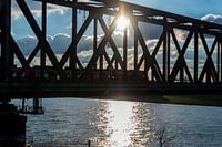 Eisenbahnbrücke im Sonnenuntergang mit Zug