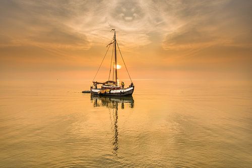 Sommerabend auf dem IJsselmeer bei Laaksum in Friesland.
