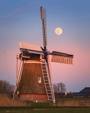 Zonsondergang en volle maan bij Hoeksmeer, Garrelsweer van Henk Meijer Photography