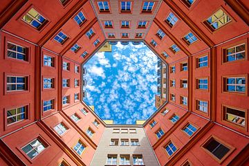 Looking up in Berlijn rood