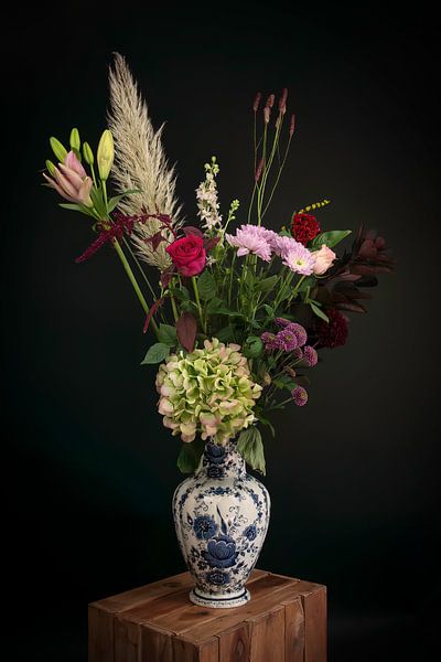Stilleven herfst boeket bloemen in een Delfts blauwe vaas van Marjolein van Middelkoop