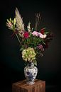 Stilleven herfst boeket bloemen in een Delfts blauwe vaas van Marjolein van Middelkoop thumbnail